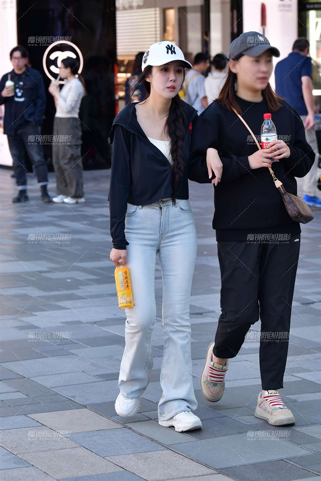 图片[4]-短衫浅色牛仔裤美女-街拍流行馆