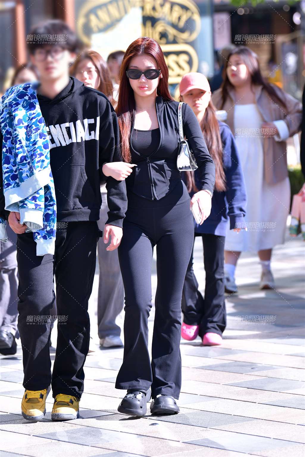 图片[1]-青春紧身裤美女-街拍流行馆