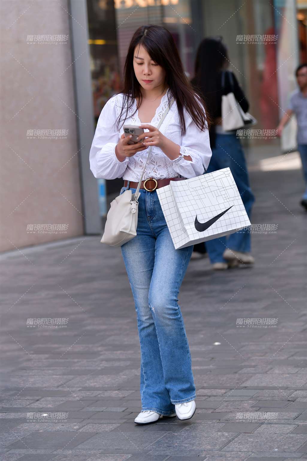 图片[1]-披肩发牛仔裤美女-街拍流行馆