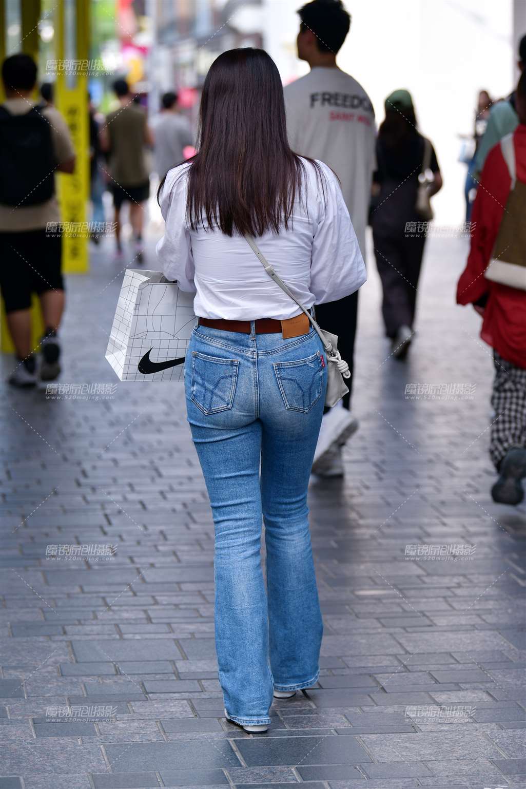 图片[2]-披肩发牛仔裤美女-街拍流行馆