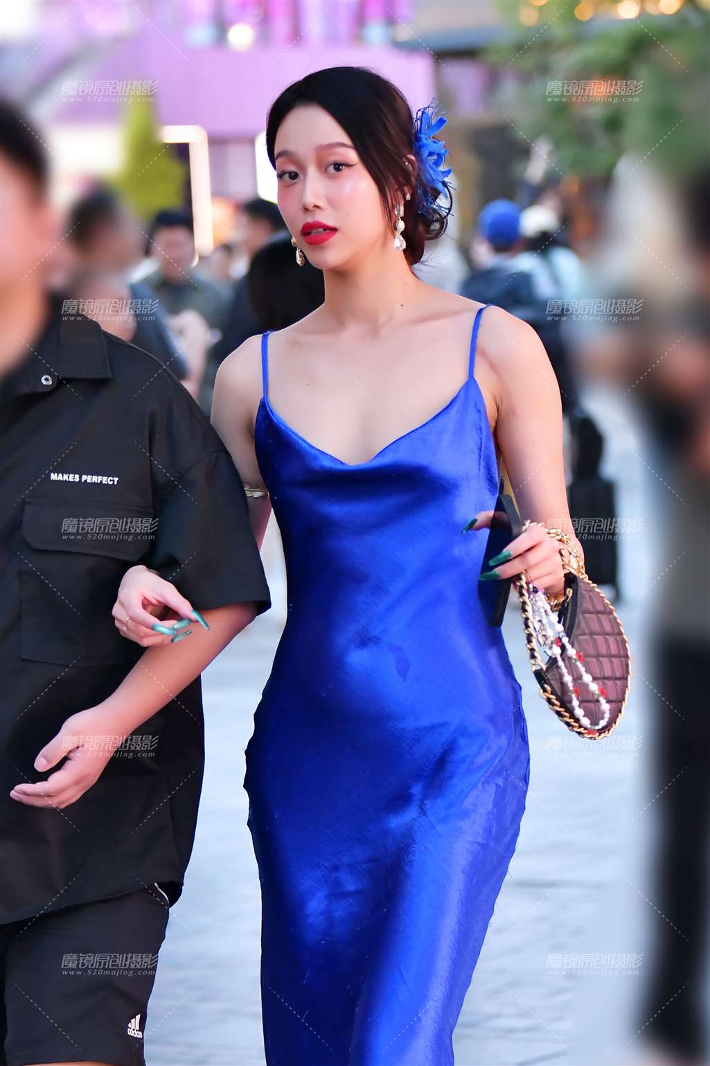 图片[4]-婀娜紫色绸缎长裙美女-街拍流行馆