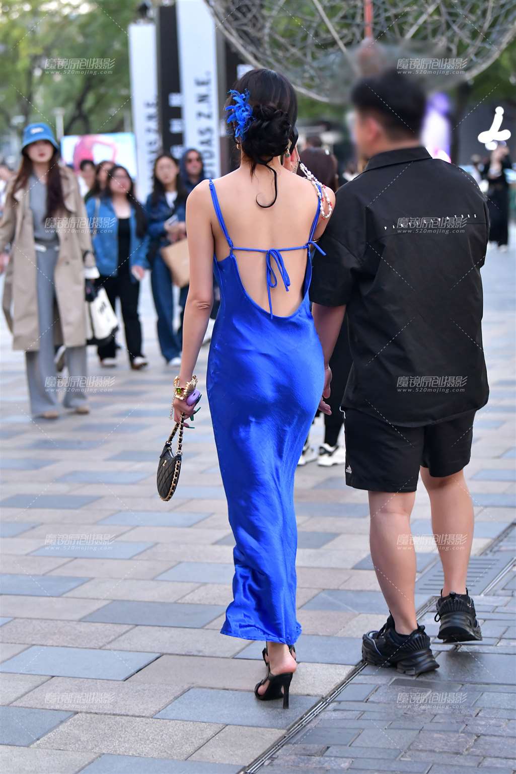 图片[3]-婀娜紫色绸缎长裙美女-街拍流行馆