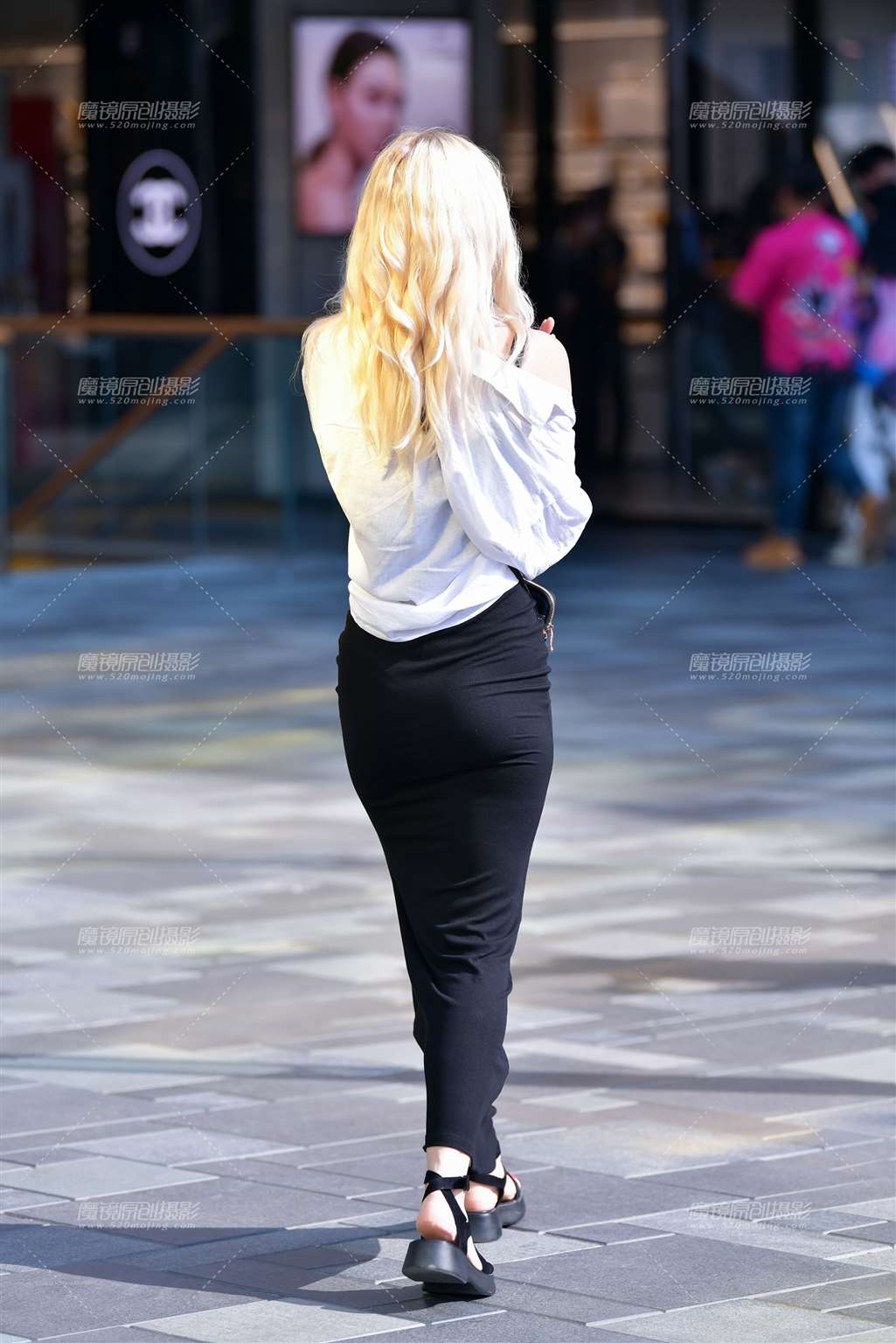 图片[4]-金发黑裙性感美女-街拍流行馆
