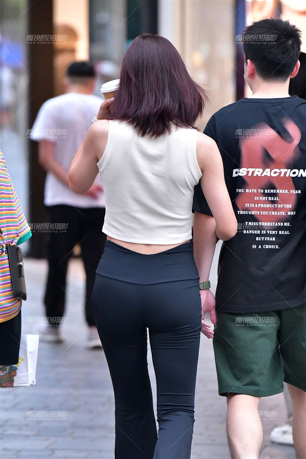 图片[5]-活泼黑紧身裤美女-街拍流行馆