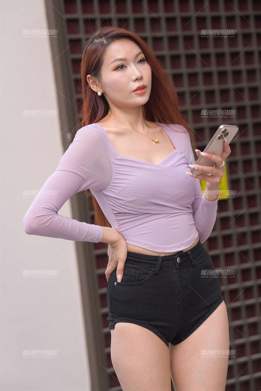 图片[2]-黑色热裤大长腿美女-街拍流行馆