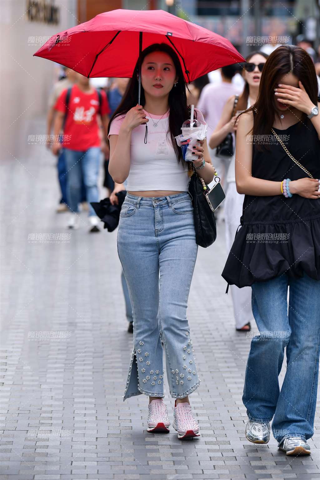图片[1]-阔腿九分牛仔裤美女-街拍流行馆