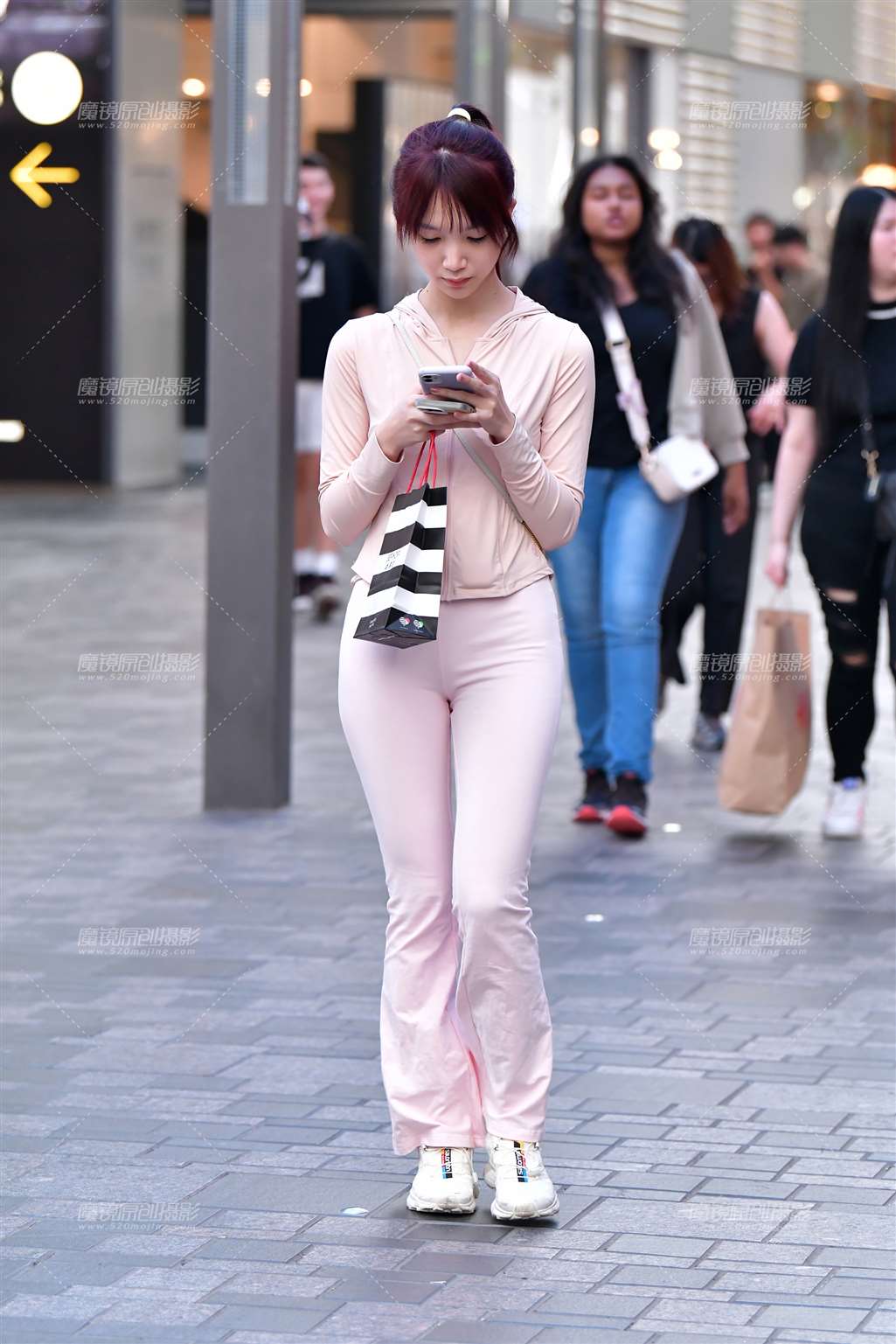 图片[1]-青春米白紧身裤美女-街拍流行馆