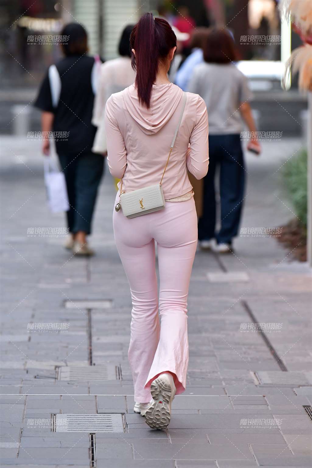 图片[3]-青春米白紧身裤美女-街拍流行馆
