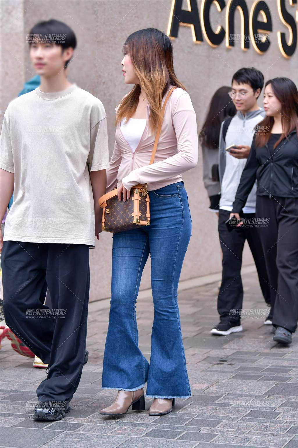 图片[4]-高挑微丰腴牛仔裤美女-街拍流行馆