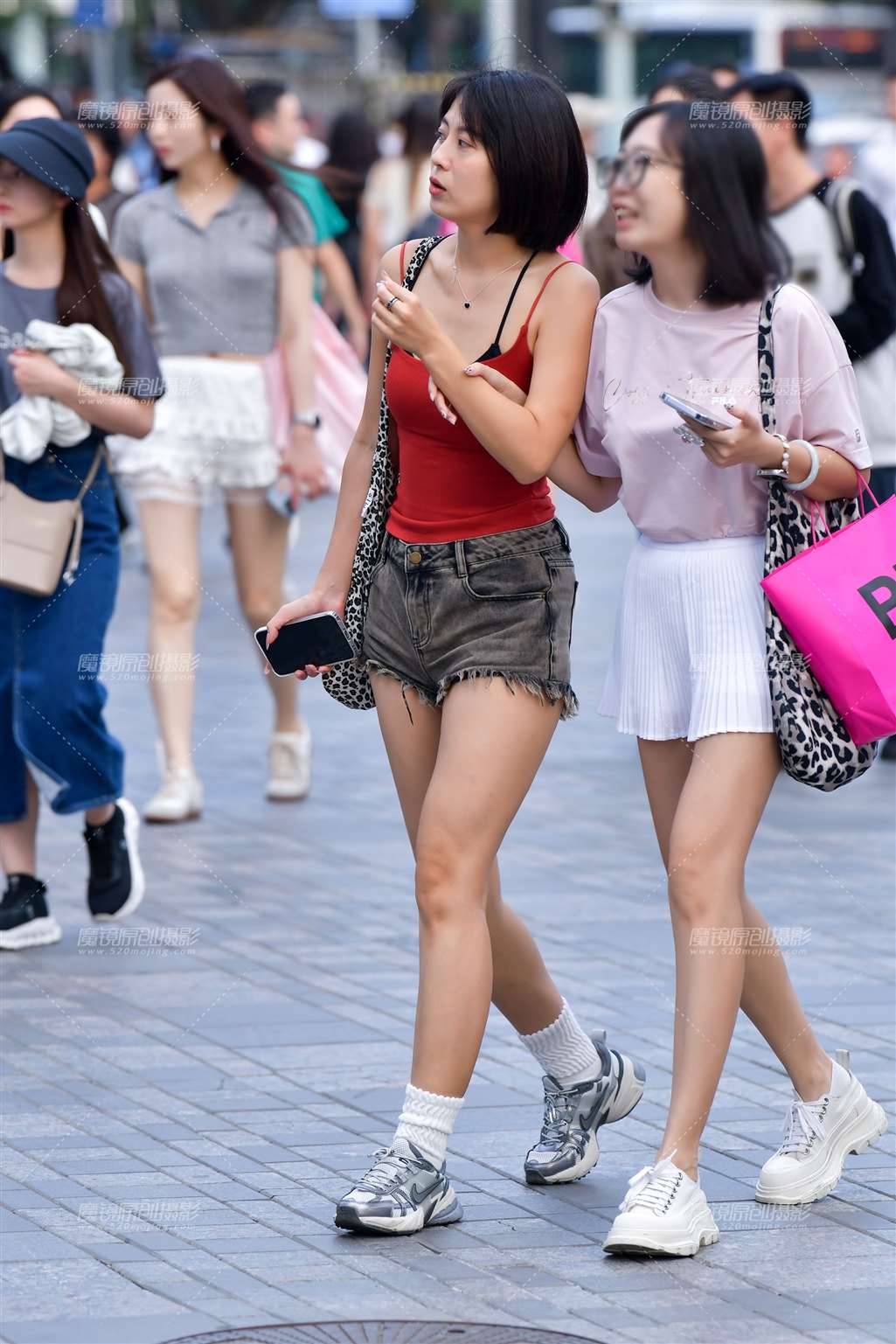 图片[1]-吊带红衫牛仔热裤美女-街拍流行馆