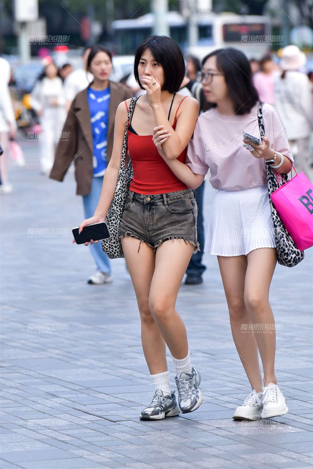 图片[4]-吊带红衫牛仔热裤美女-街拍流行馆