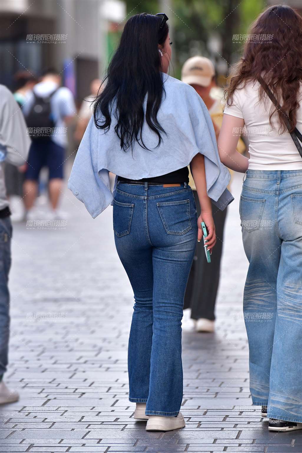 图片[2]-紧身黑衫牛仔裤美女-街拍流行馆
