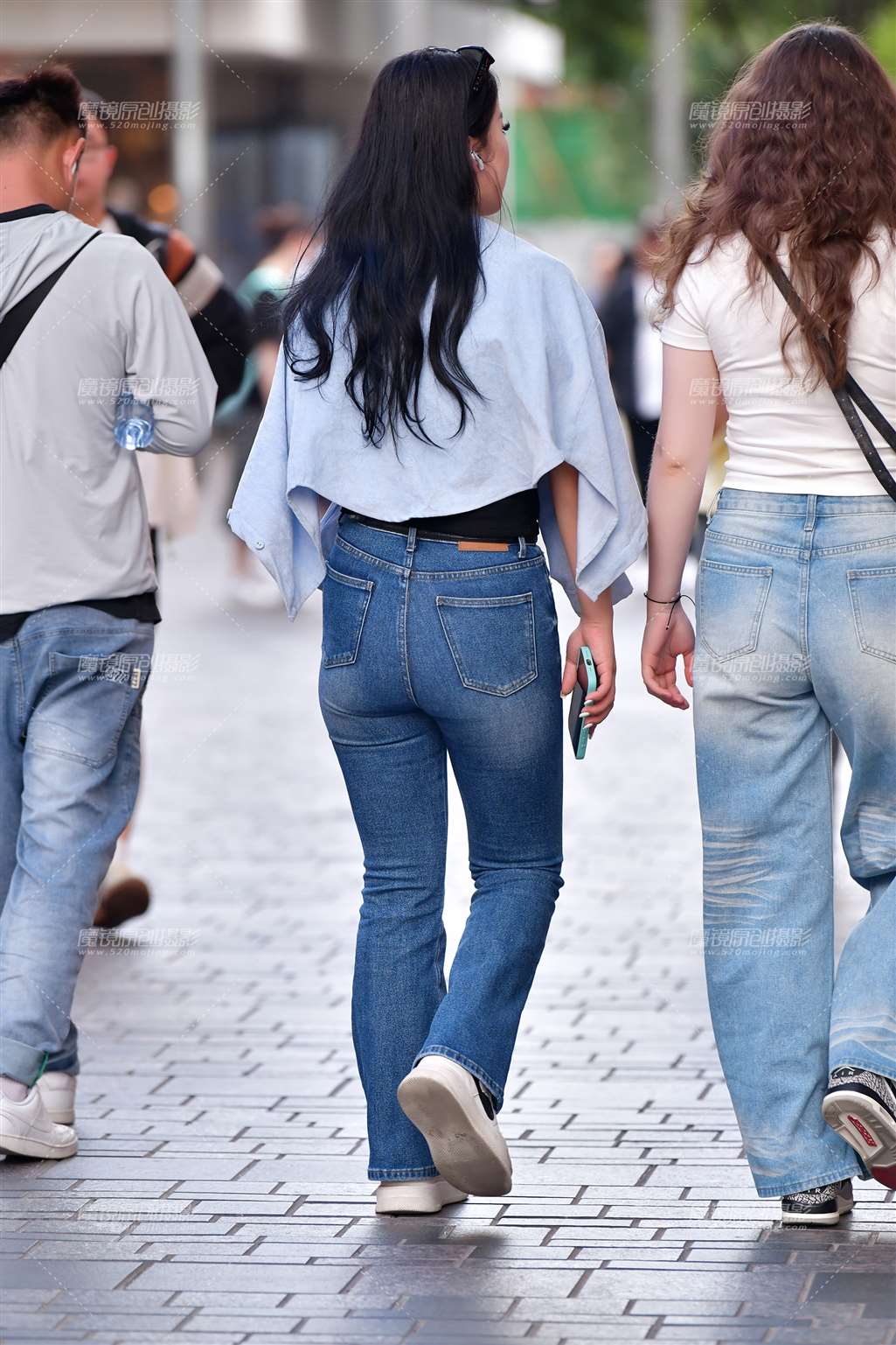 图片[4]-紧身黑衫牛仔裤美女-街拍流行馆