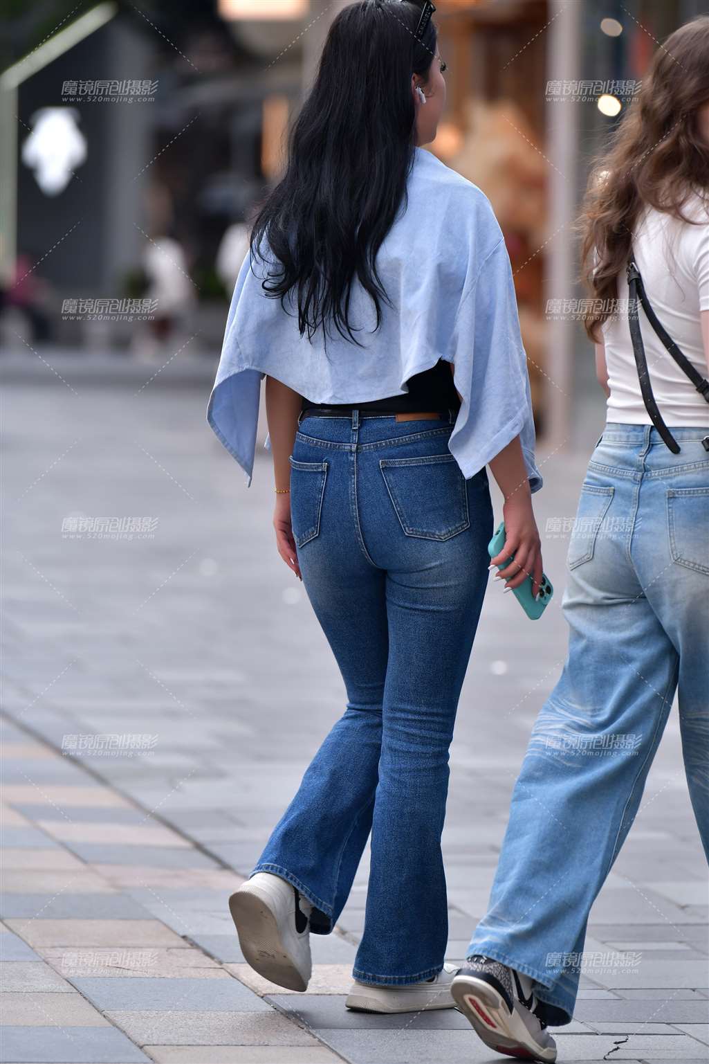 图片[5]-紧身黑衫牛仔裤美女-街拍流行馆