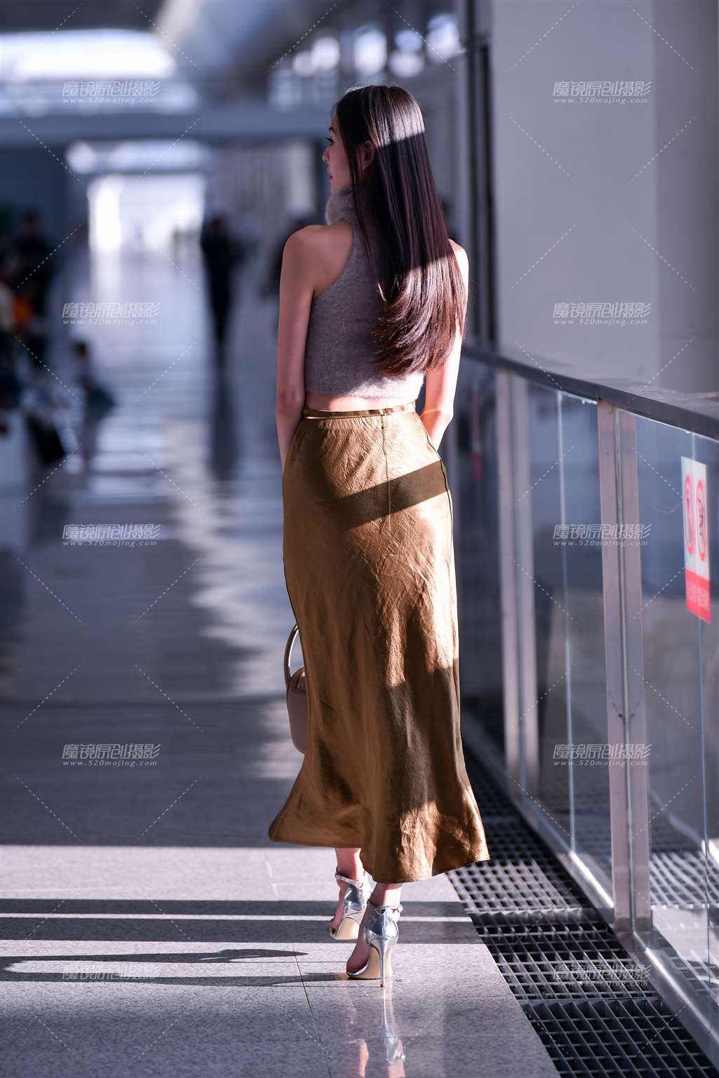 图片[2]-银色高跟长裙美女-街拍流行馆