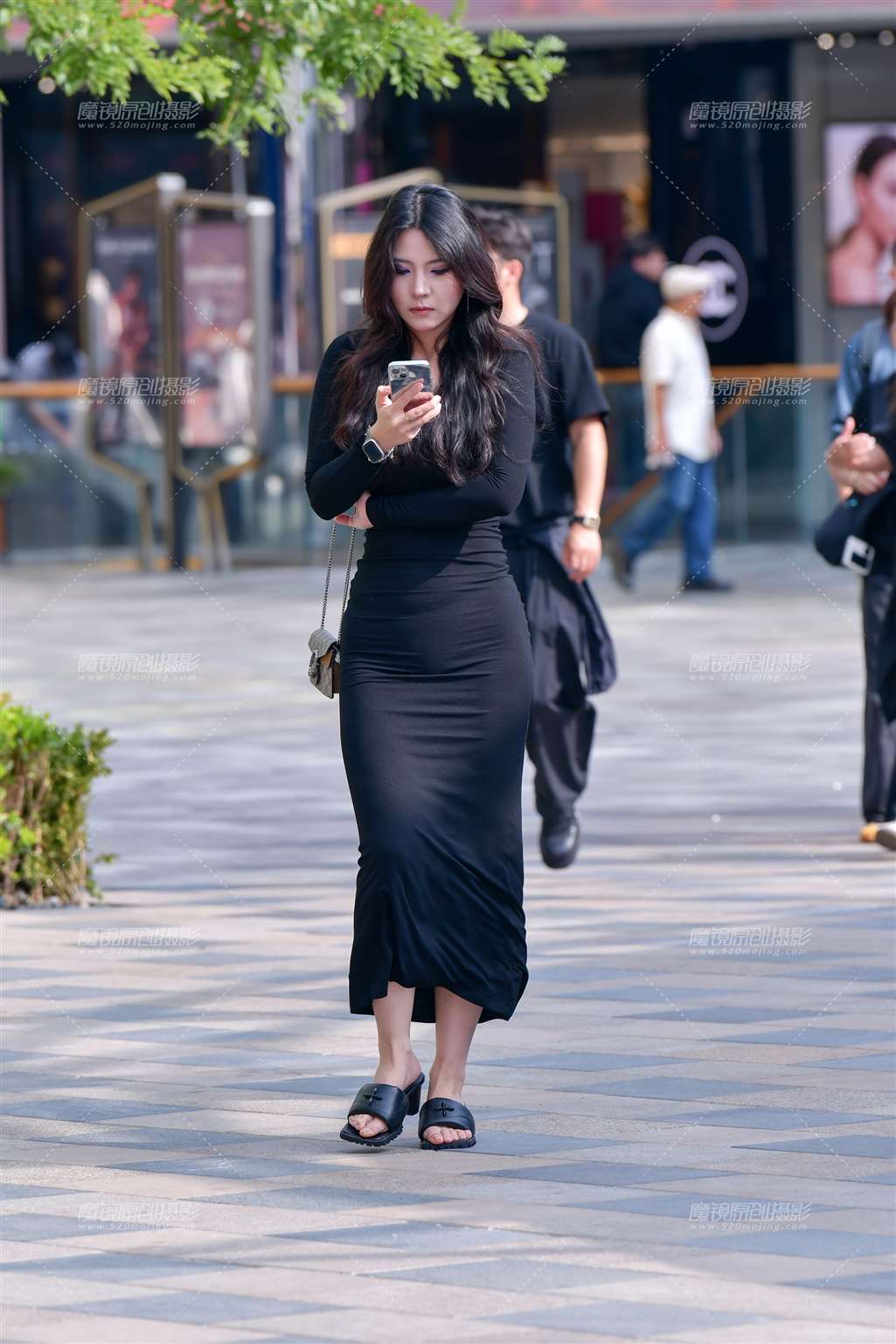 图片[4]-紫眼影紧身黑裙美女-街拍流行馆