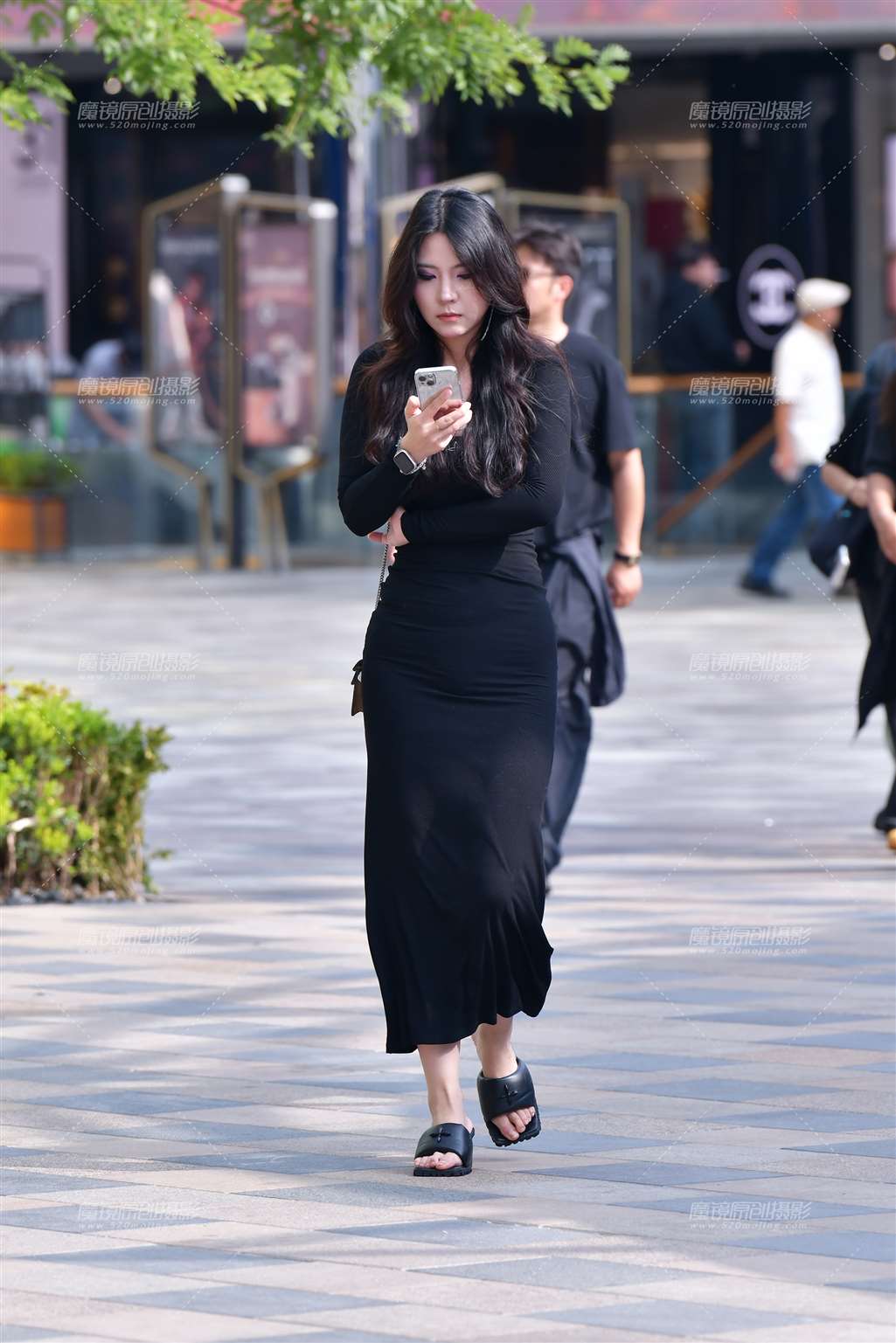 图片[5]-紫眼影紧身黑裙美女-街拍流行馆