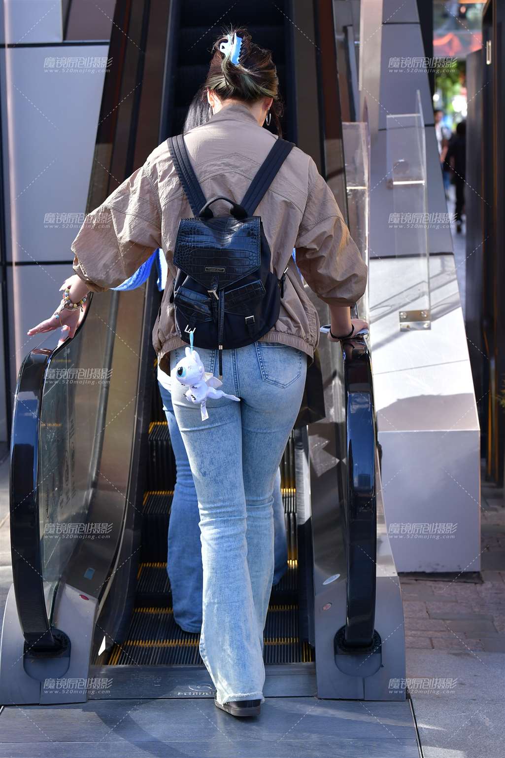 图片[2]-迷路浅色牛仔裤美女-街拍流行馆
