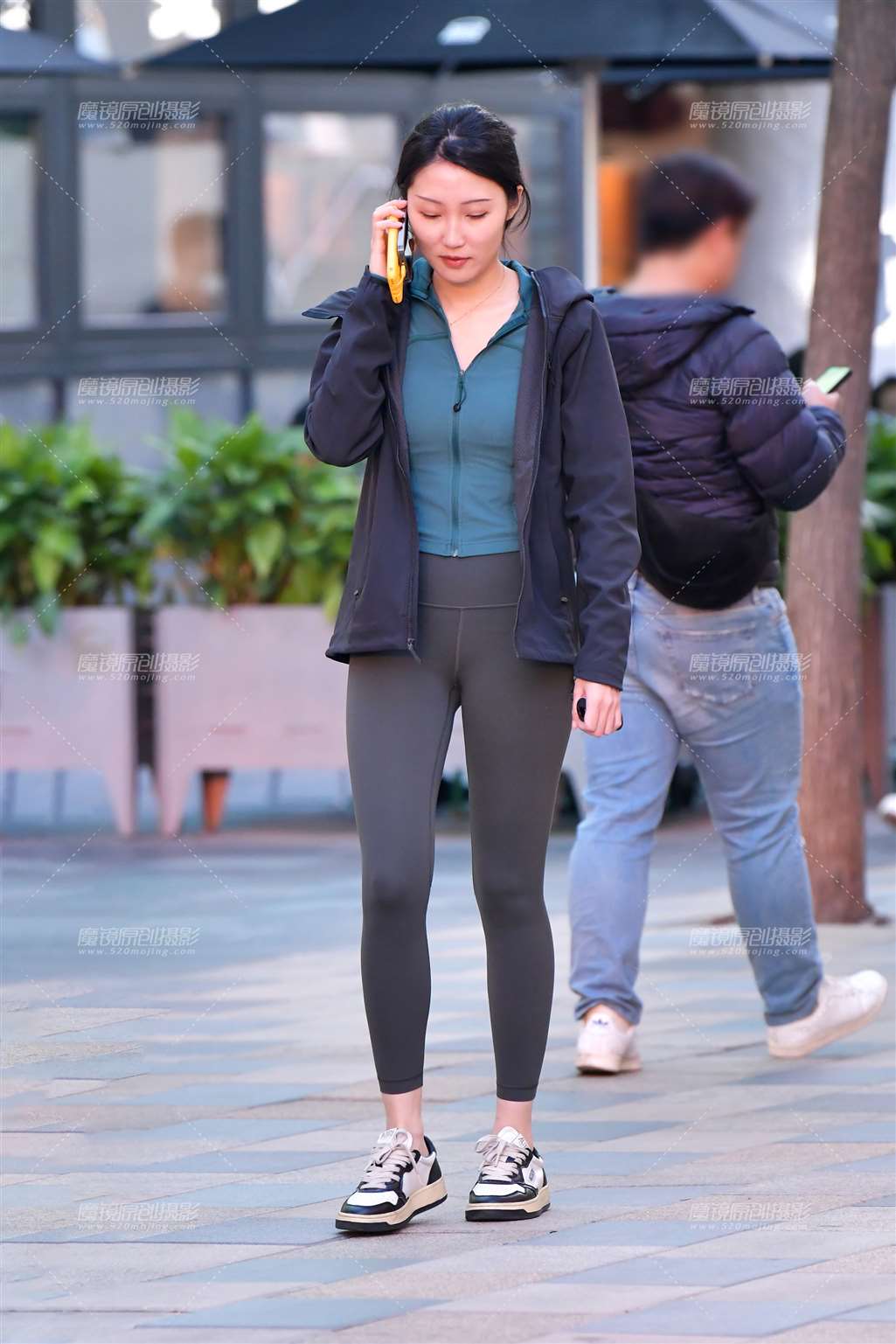 图片[1]-长腿紧身裤美女-街拍流行馆