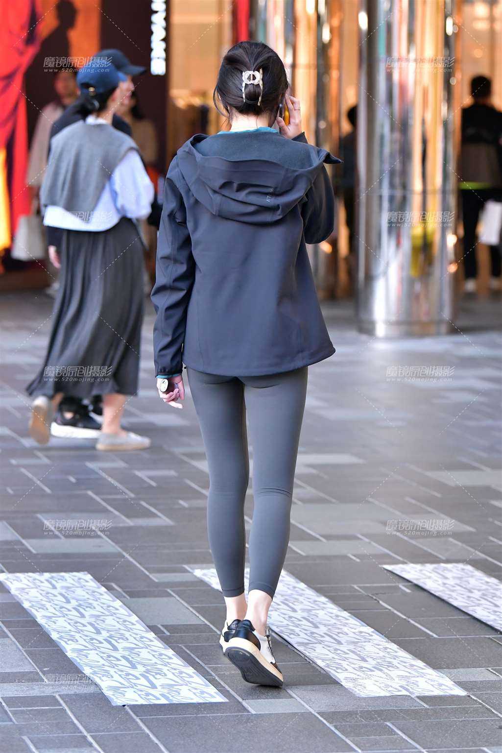 图片[2]-长腿紧身裤美女-街拍流行馆