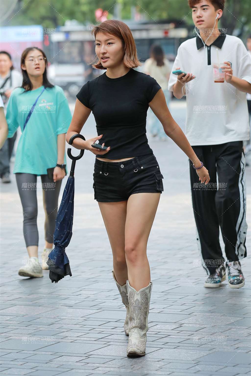图片[4]-黑色热裤美女-街拍流行馆