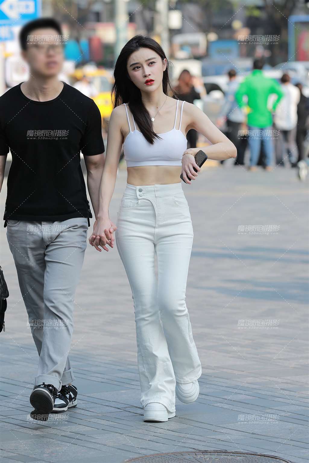 图片[1]-白色牛仔裤女友-街拍流行馆