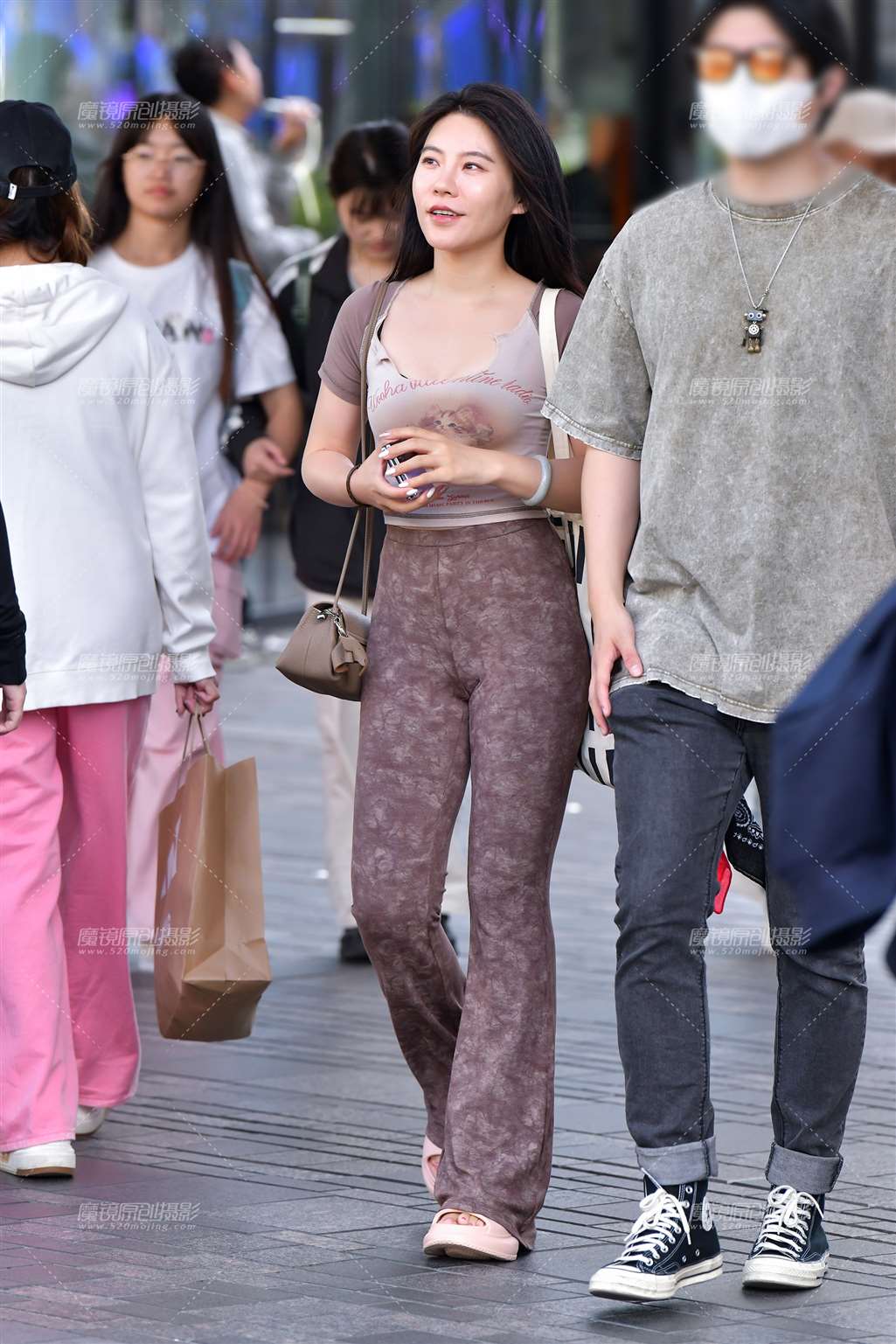 图片[1]-圆领紧身裤美女-街拍流行馆