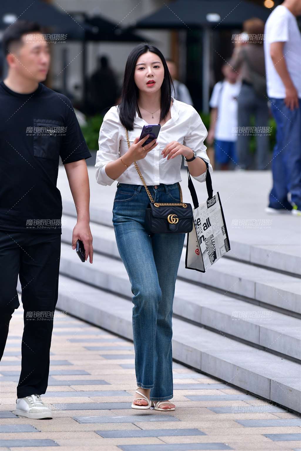 图片[1]-白衫牛仔裤美女-街拍流行馆