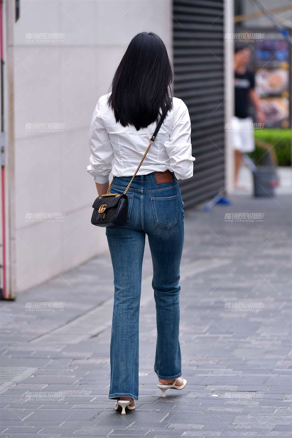 图片[2]-白衫牛仔裤美女-街拍流行馆