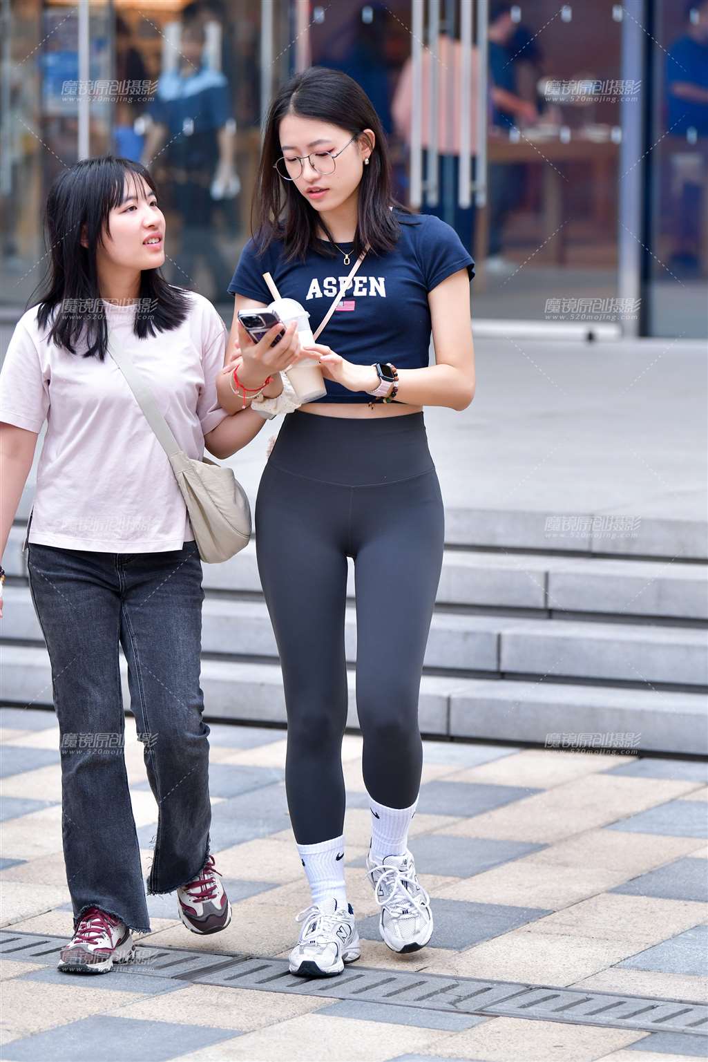 图片[1]-清秀瑜伽紧身裤美女-街拍流行馆