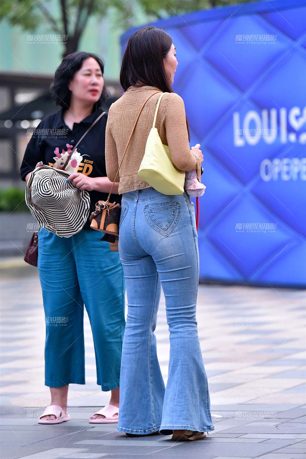 图片[3]-拍照微丰腴牛仔裤美女-街拍流行馆