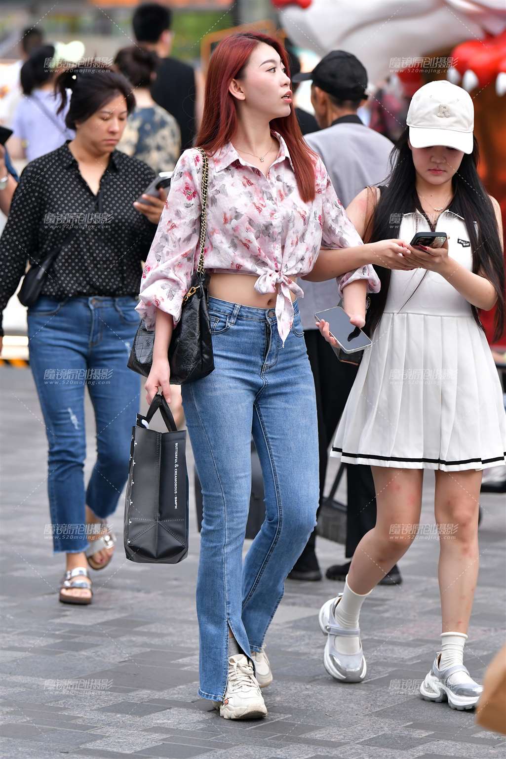 图片[1]-花衫牛仔裤美女-街拍流行馆