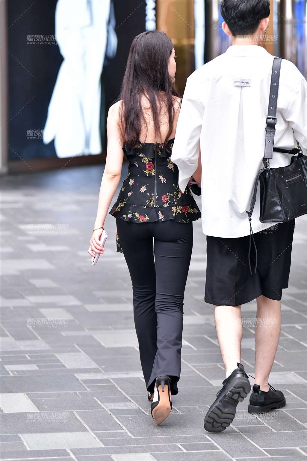 图片[2]-吊带黑色紧身裤美女-街拍流行馆