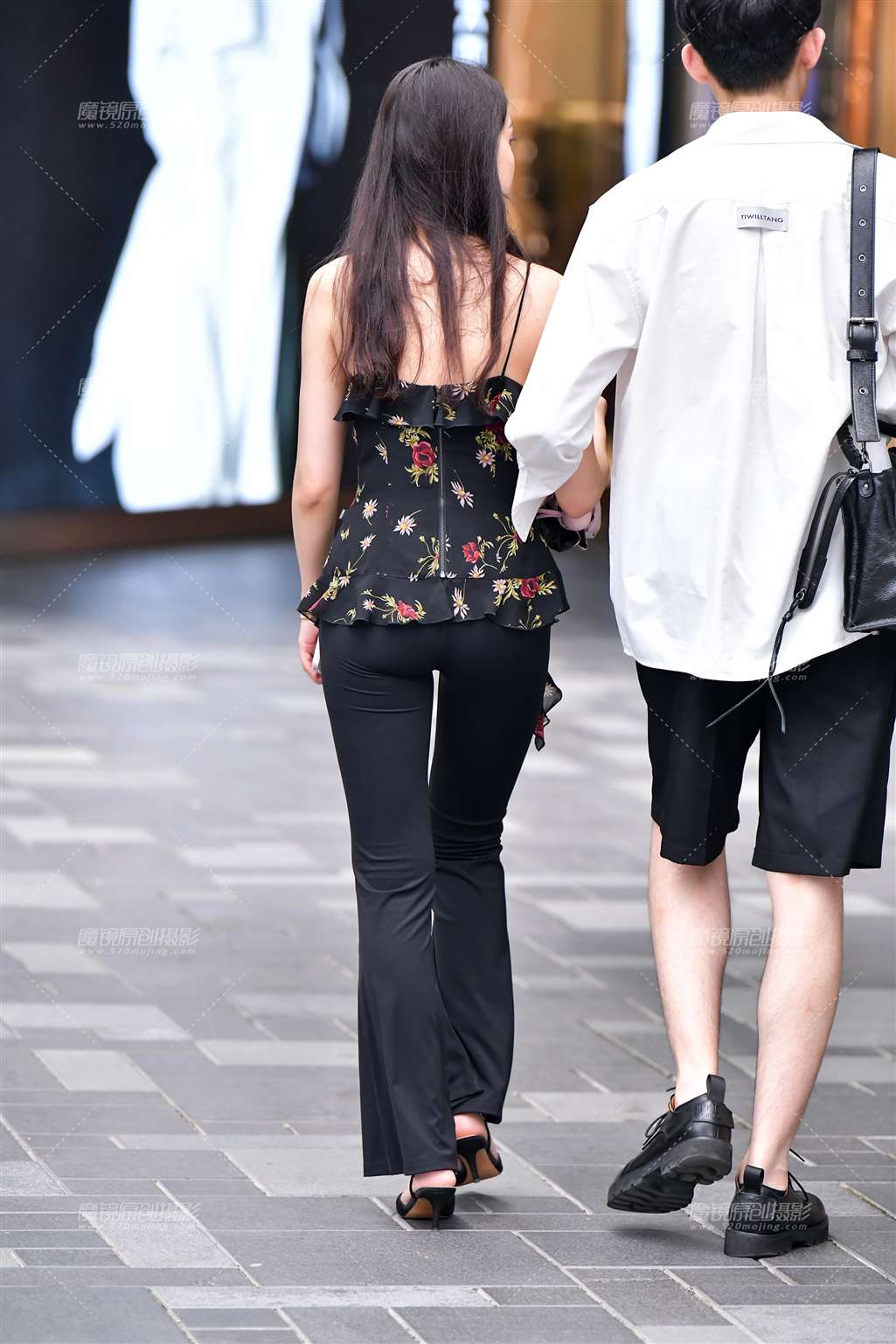 图片[4]-吊带黑色紧身裤美女-街拍流行馆
