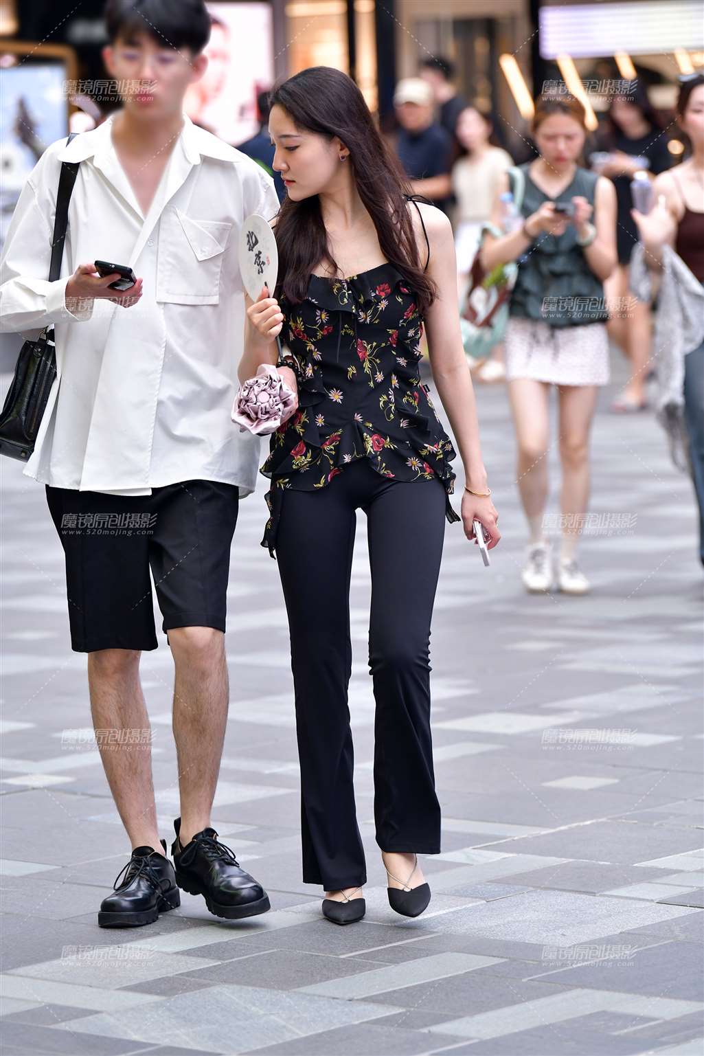 图片[5]-吊带黑色紧身裤美女-街拍流行馆