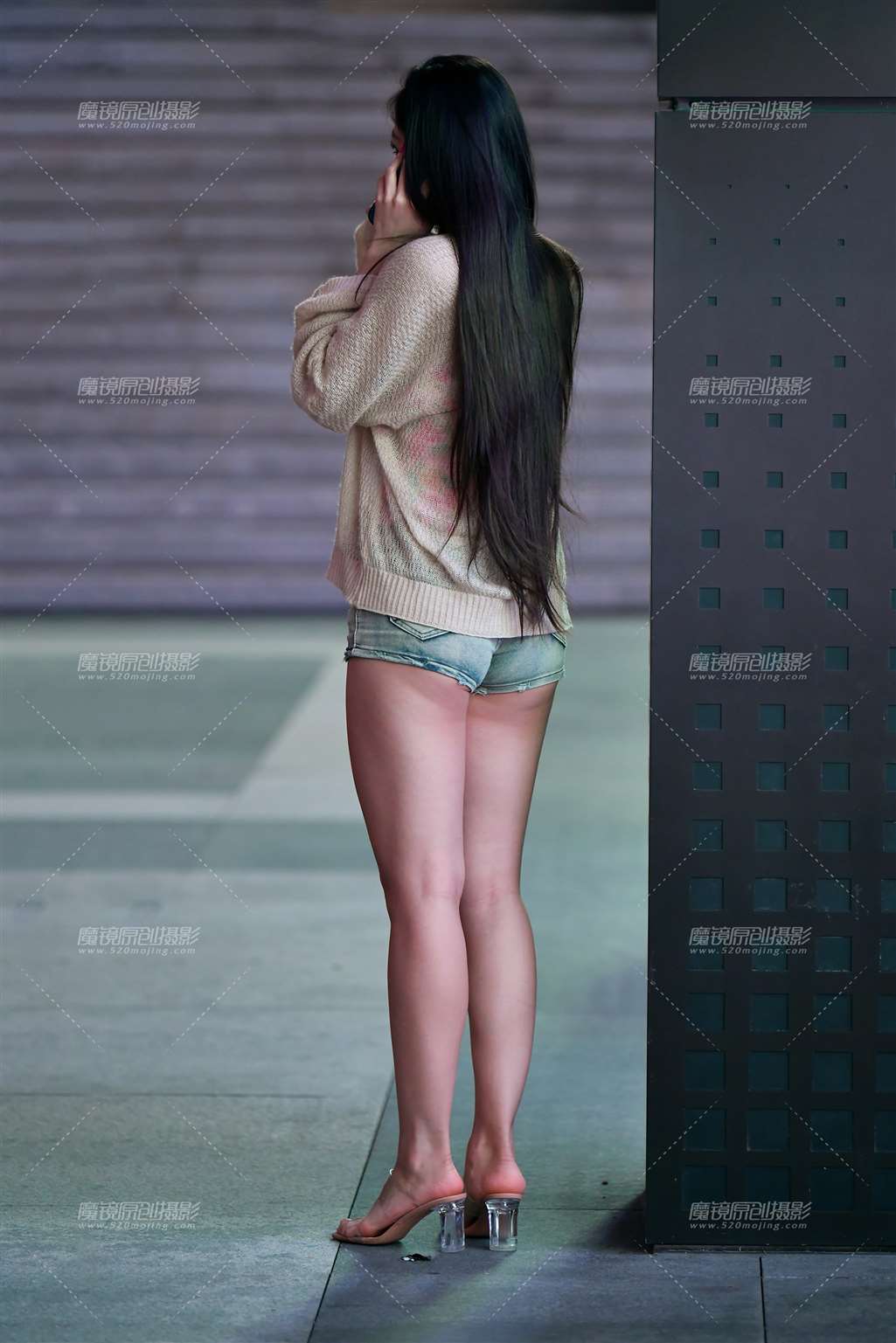 图片[2]-漂亮牛仔紧致热裤美女-街拍流行馆