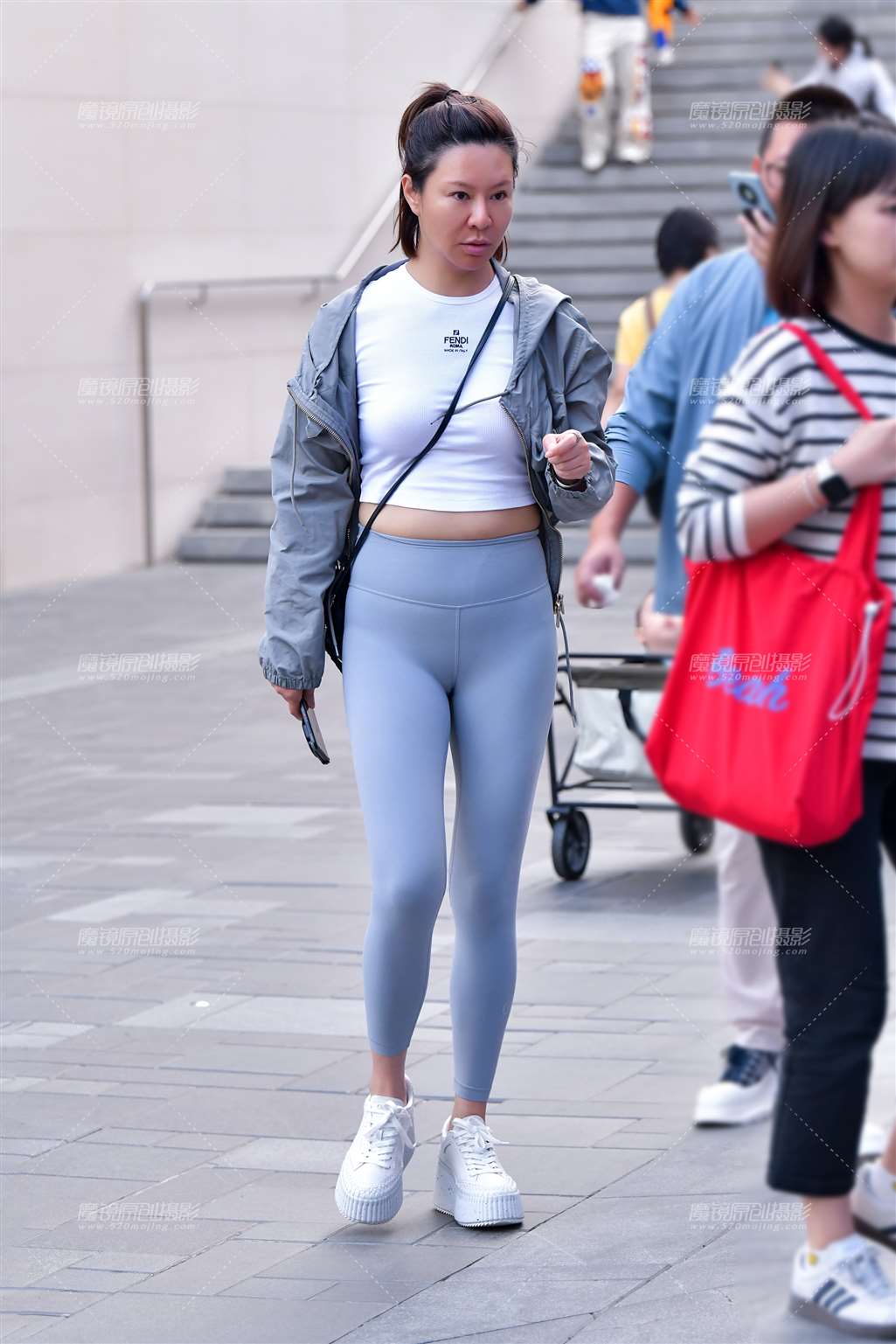 图片[1]-紧身裤高挑美女-街拍流行馆