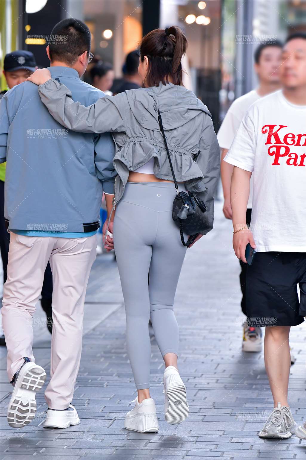 图片[2]-紧身裤高挑美女-街拍流行馆