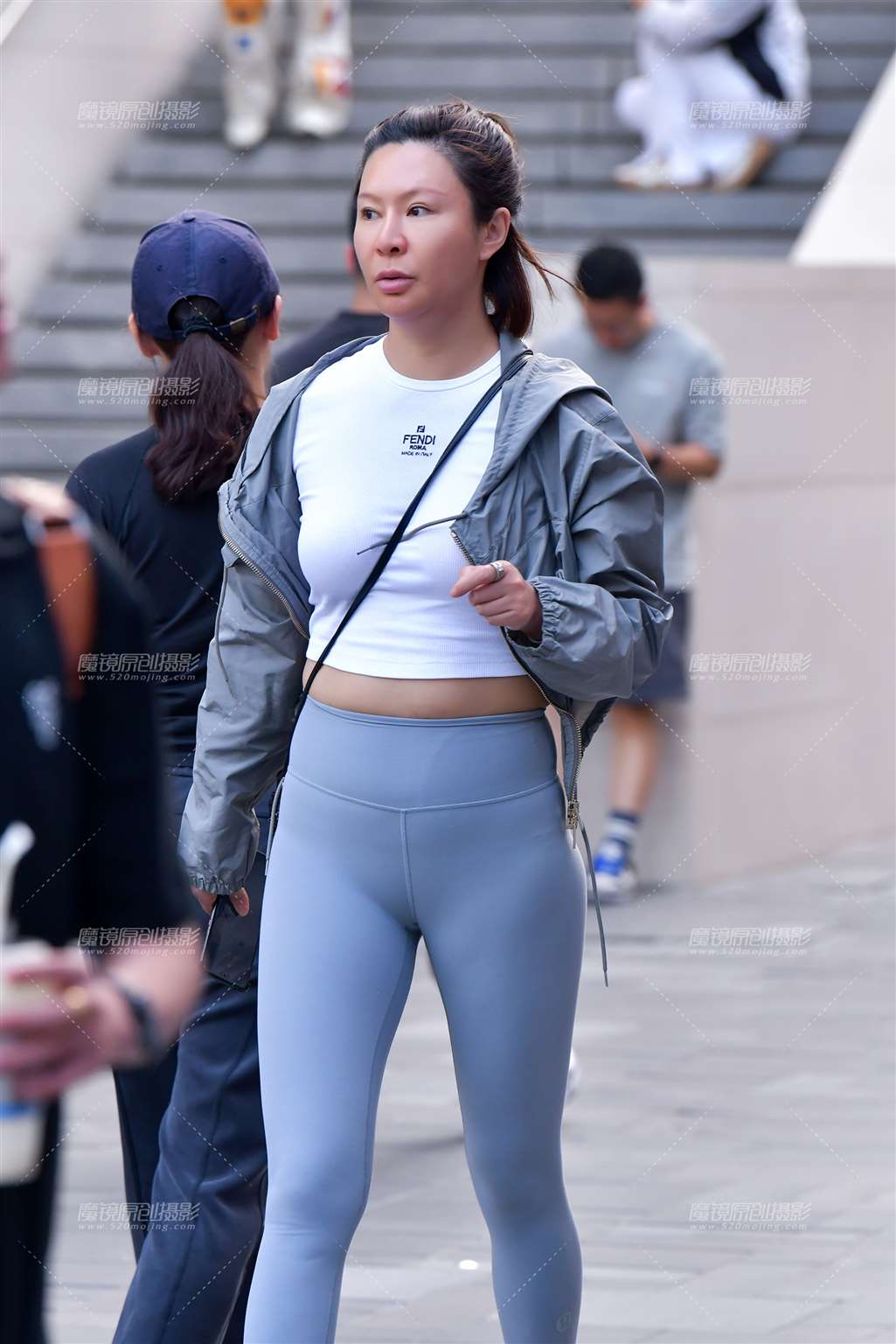 图片[4]-紧身裤高挑美女-街拍流行馆