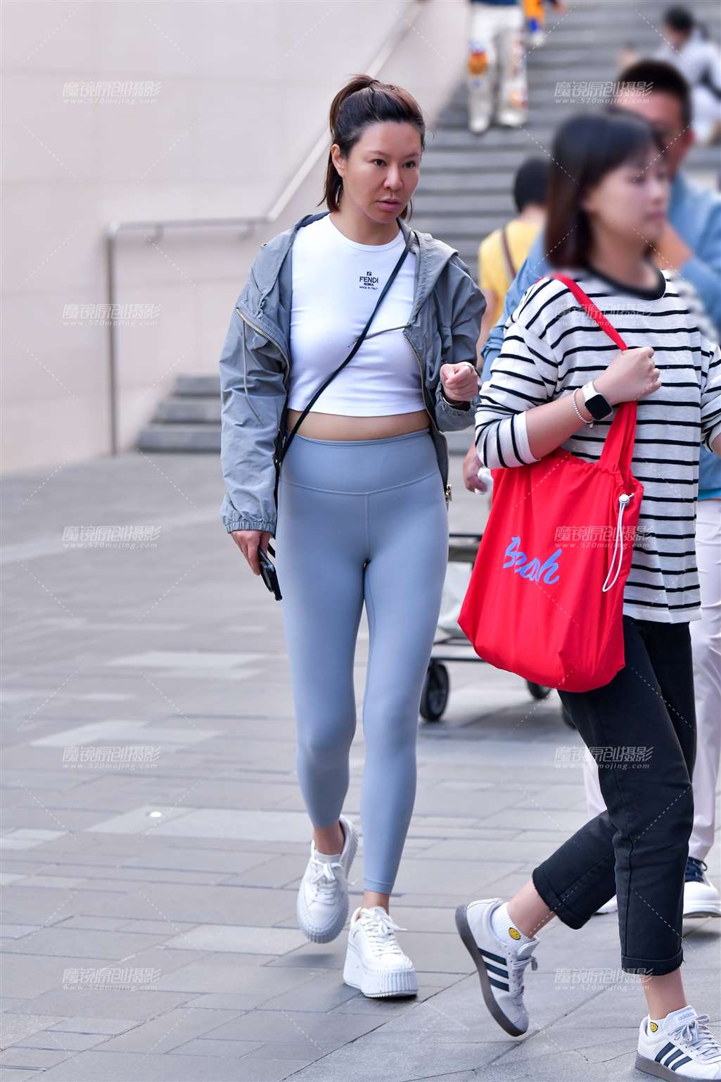 图片[5]-紧身裤高挑美女-街拍流行馆