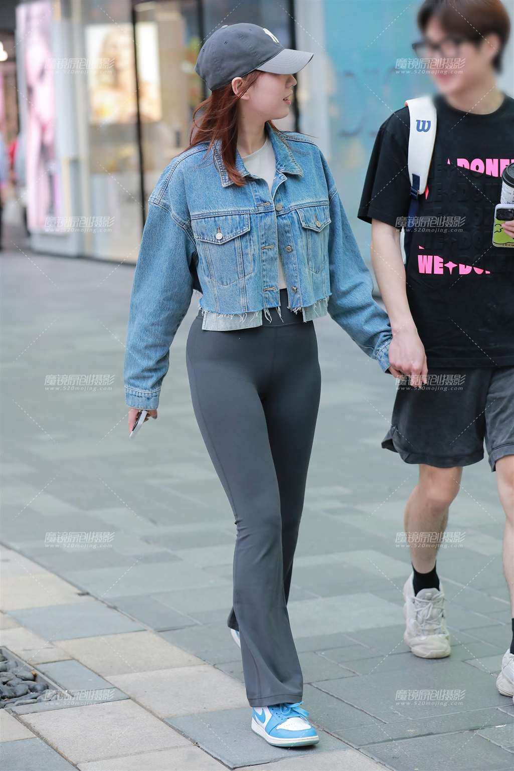 图片[1]-黑色瑜伽裤女友-街拍流行馆