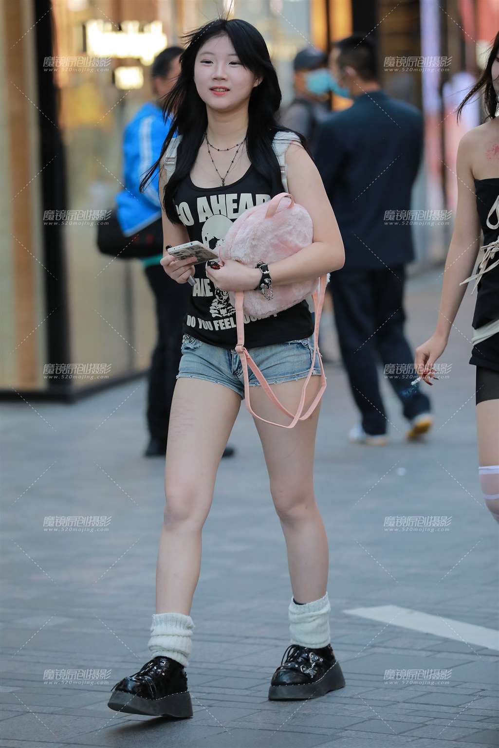 图片[1]-牛仔热裤学妹-街拍流行馆