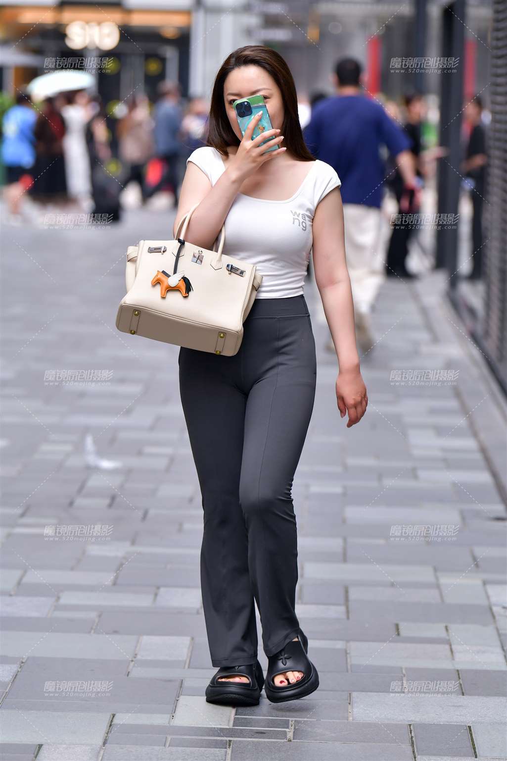 图片[1]-白衫灰色紧身裤美女-街拍流行馆
