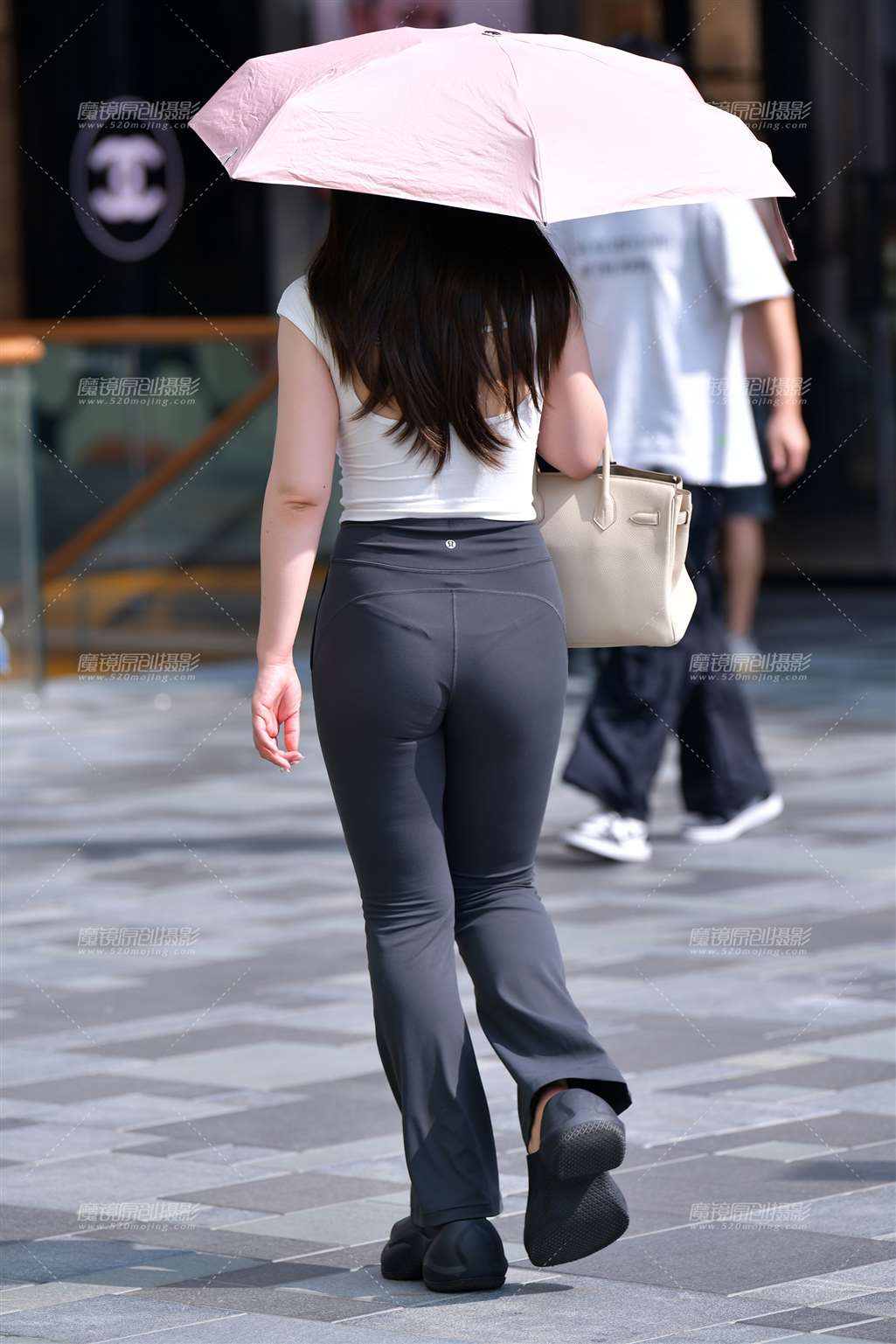 图片[3]-白衫灰色紧身裤美女-街拍流行馆