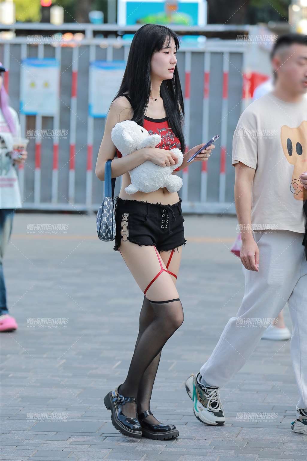 图片[1]-黑色热裤女友-街拍流行馆