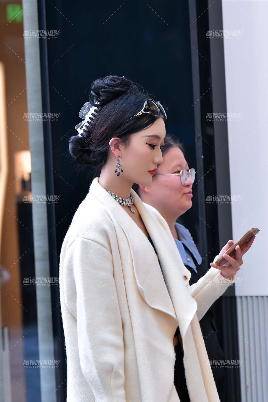图片[5]-高挑黑色热裤美女-街拍流行馆