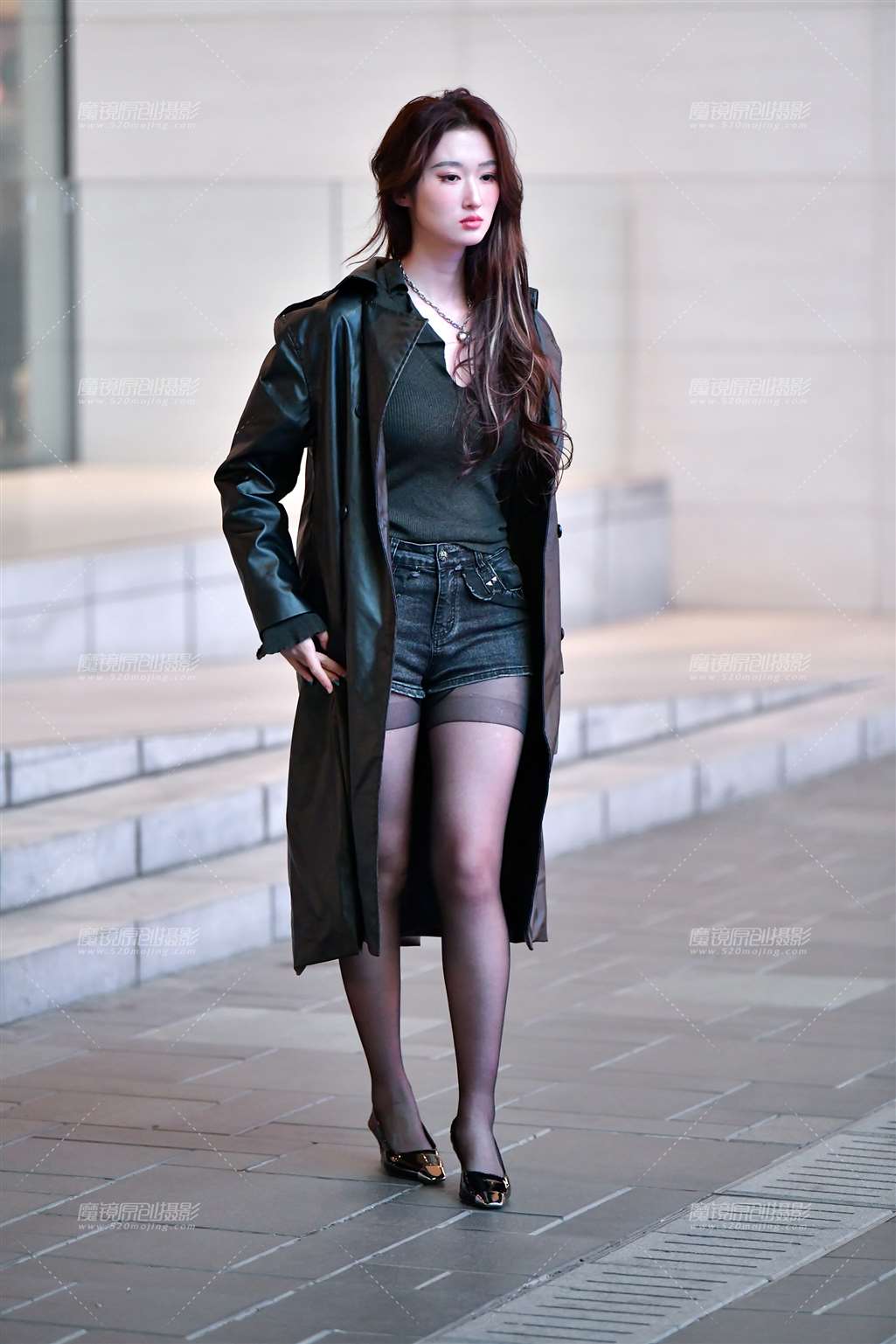 图片[4]-披风黑丝热裤美女-街拍流行馆