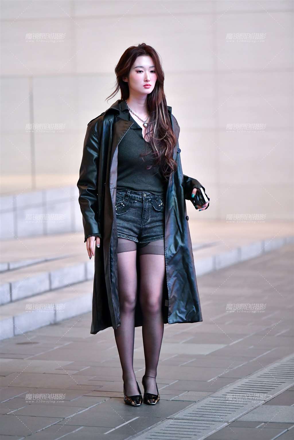 图片[5]-披风黑丝热裤美女-街拍流行馆