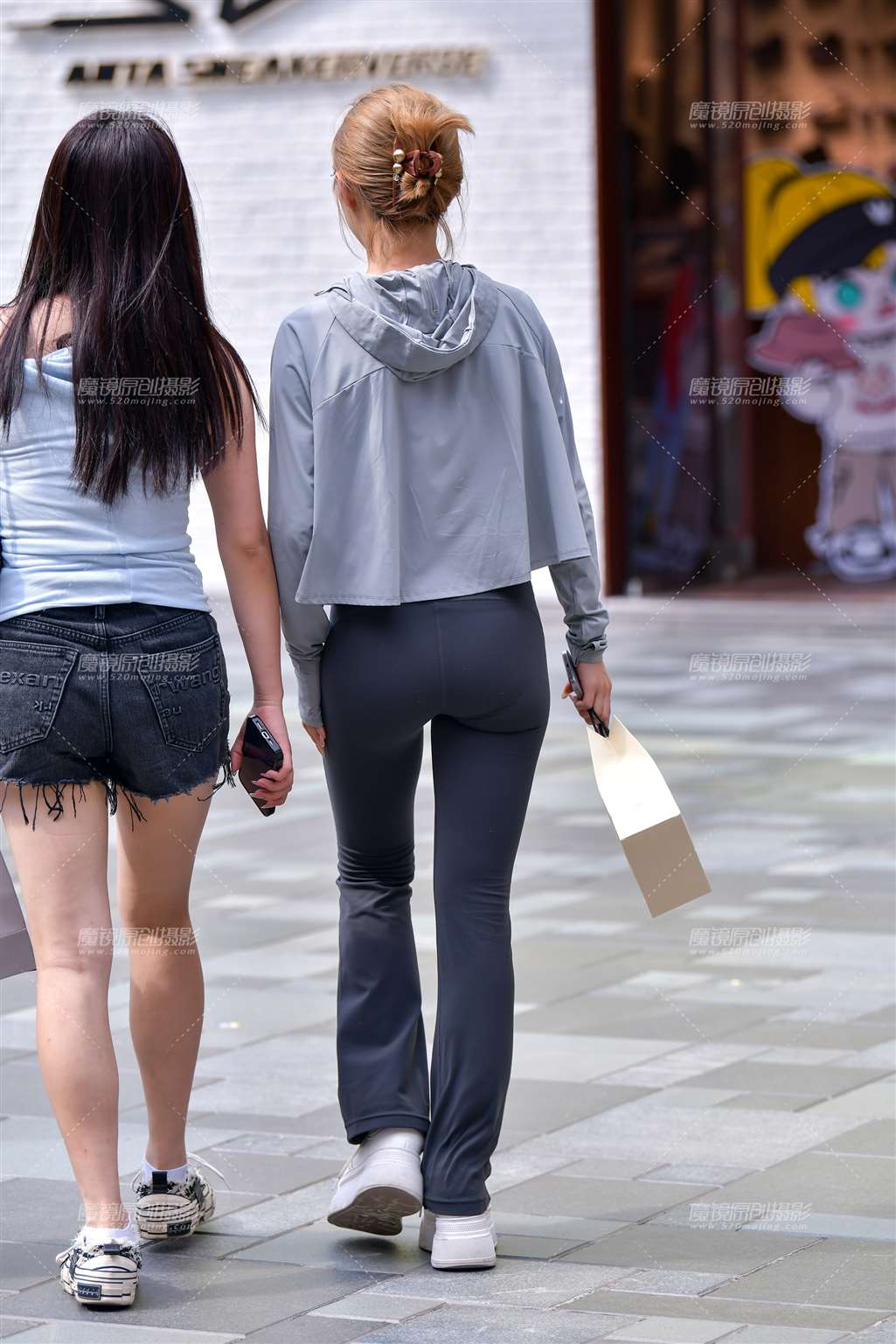 图片[3]-约闺蜜紧身裤小美女-街拍流行馆