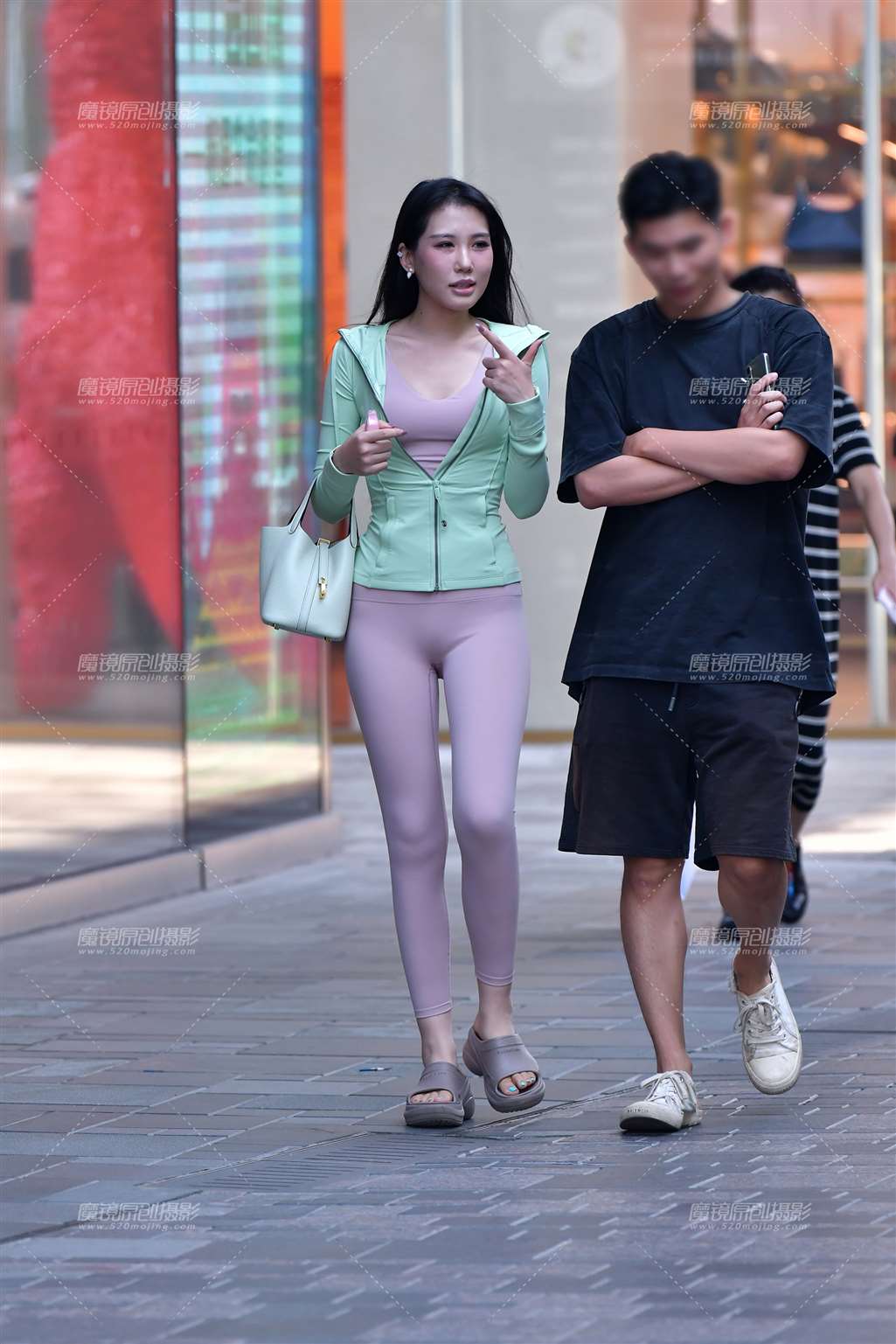 图片[5]-气质长发紧身裤美女-街拍流行馆